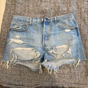 Levi’s distressed jean short